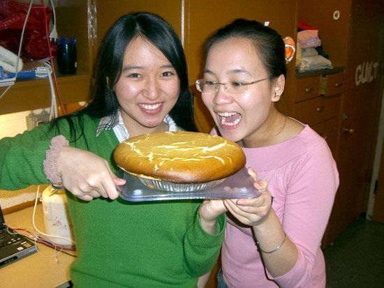 Vietnamese students baking